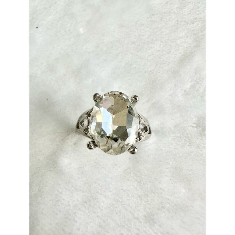 Sparkly oval rhinestone ring size 8 - Picture 3 of 5